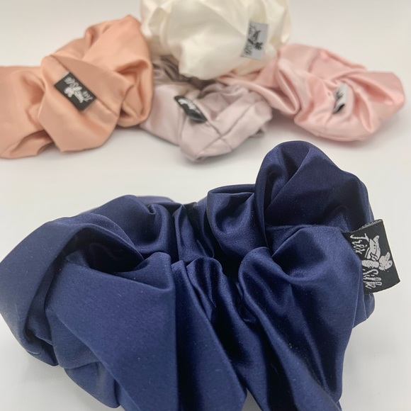 SILK Scrunchies Set of 2- Très Silk- Navy blue scrunchies 1 large 1 medi… - Picture 3 of 4